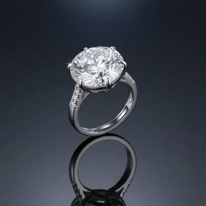 moissanite gyűrű fekete fényes háttéren, tükröződő termékképen