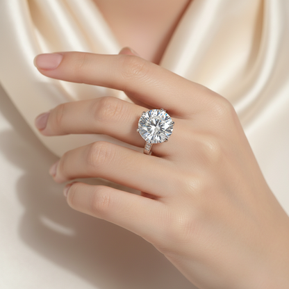 moissanite gyűrű kézen viselve, szatén ruhás ékszerjelenetben