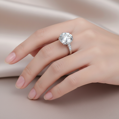 moissanite gyűrű kézfejen, bézs szatén háttérrel