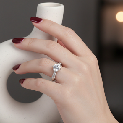 ezüst hatkarmos moissanite gyűrű kézen viselve