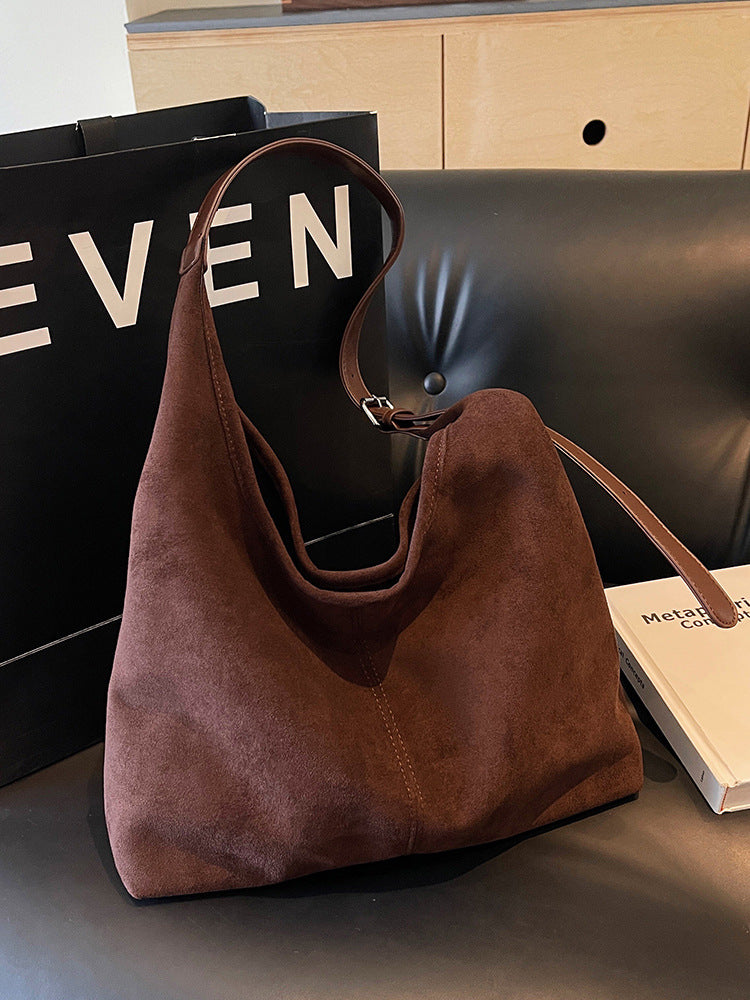barna nagy méretű hobo válltáska kanapén készült lifestyle képen