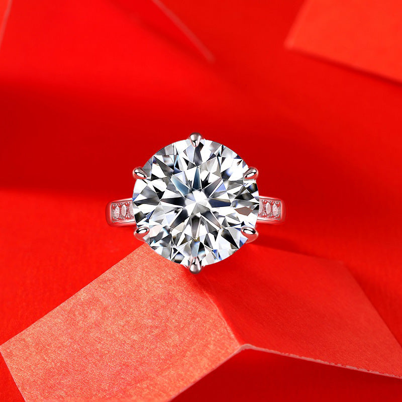 moissanite gyűrű piros díszdobozban ajándékbemutató képen