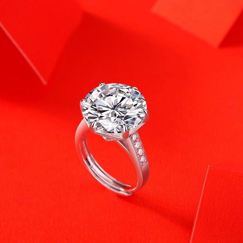 moissanite gyűrű piros díszdobozon közeli ékszerfotón