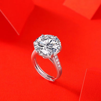 moissanite gyűrű piros díszdobozon közeli ékszerfotón