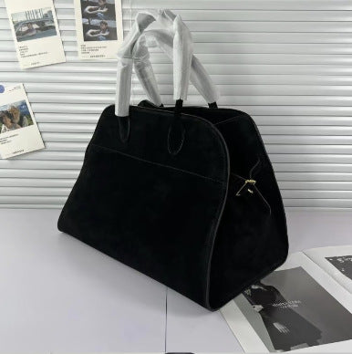 fekete velúrhatású nagy méretű női shopper kézitáska asztali termékfotón