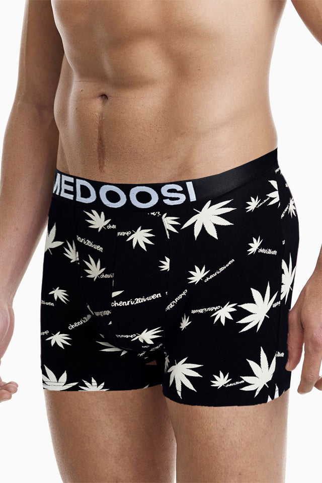 férfi pamut boxeralsó, fekete levélmintás, elölnézetben modellen