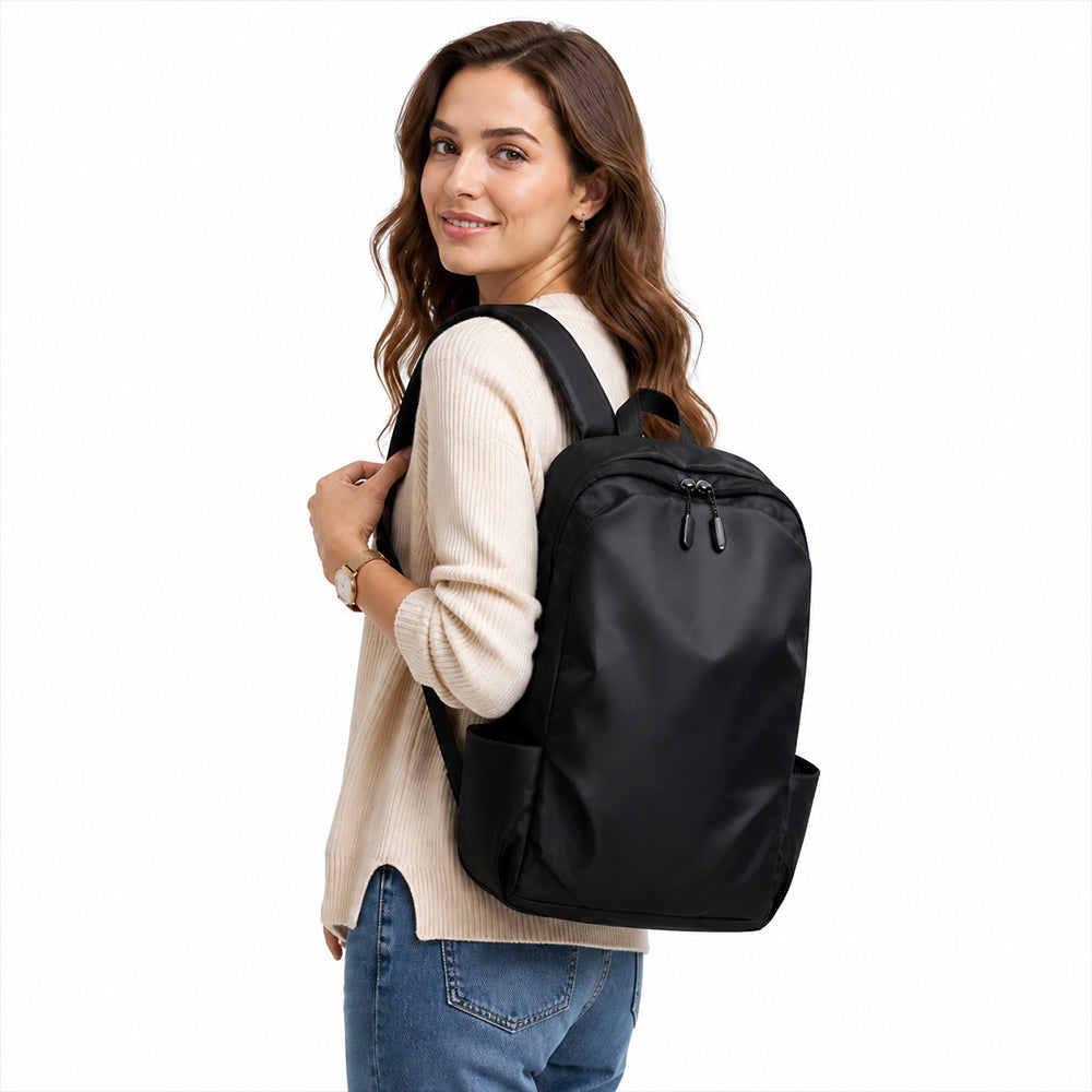 fekete vízálló nylon laptop hátizsák modellen hátulról hordva farmerrel