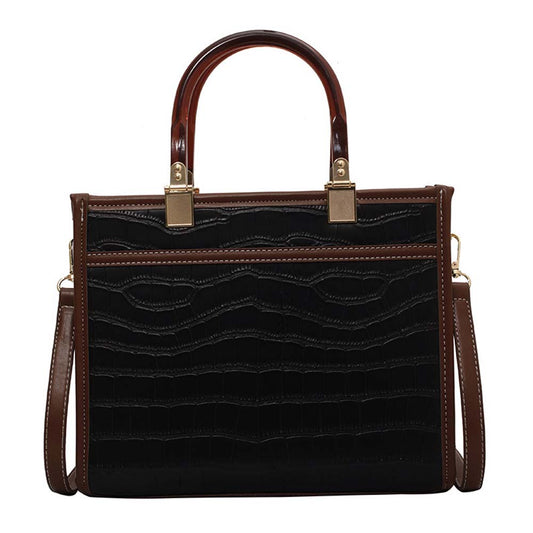 fekete krokodilhatású női műbőr crossbody táska elölnézetben barna fogantyúval