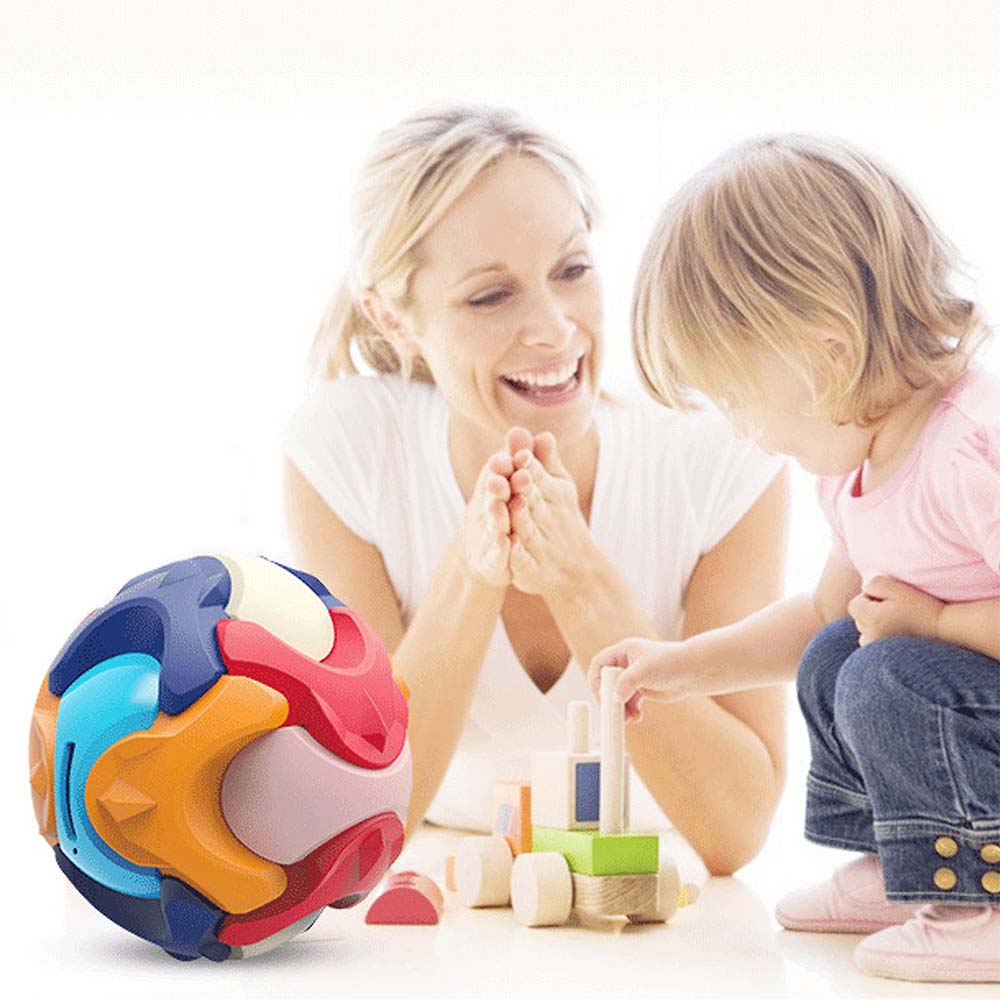 készségfejlesztő puzzle labda, anya és kisgyermek játékjelenetében