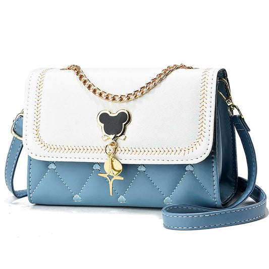 kék-fehér steppelt női műbőr crossbody táska arany lánccal és medálos dísszel