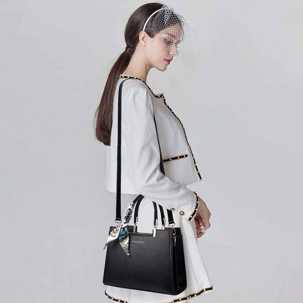 fekete női crossbody táska, modellen vállon viselve