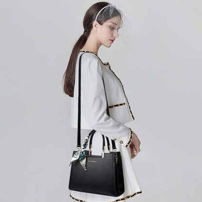 fekete női crossbody táska, modellen vállon viselve