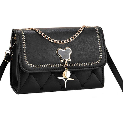 fekete steppelt női műbőr crossbody táska arany lánccal és medálos dísszel