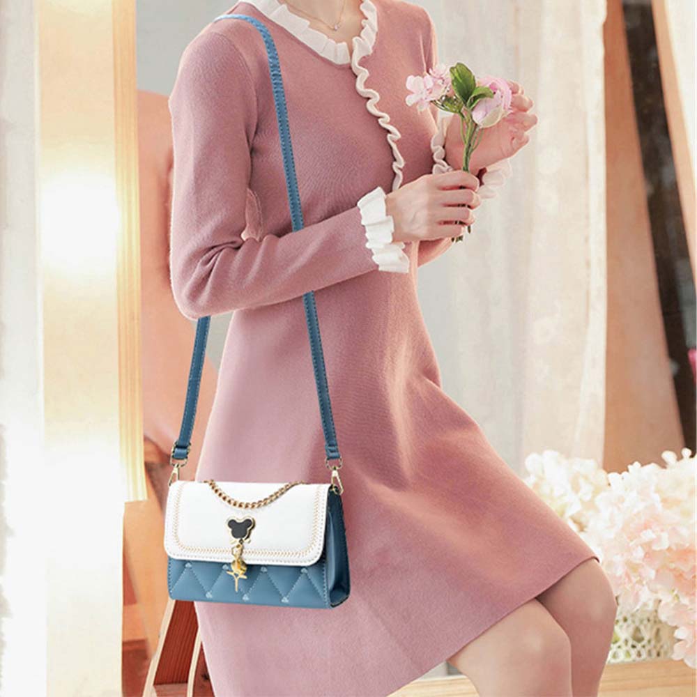 kék-fehér steppelt női crossbody táska rózsaszín ruhás modellen hordva