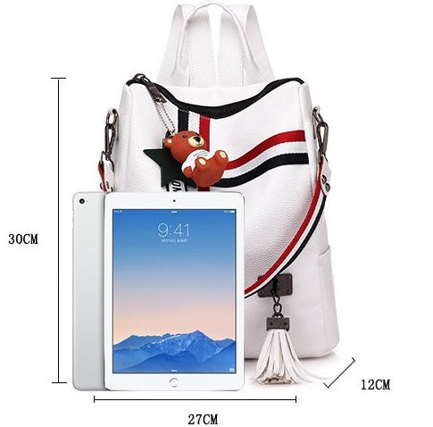 fehér piros és fekete csíkos női hátizsák méretábrán 27 x 30 x 12 cm tablet mellett