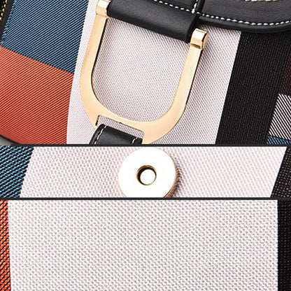patchwork kompakt női hátizsák részletképen fémcsattal patenttel és texturált felülettel