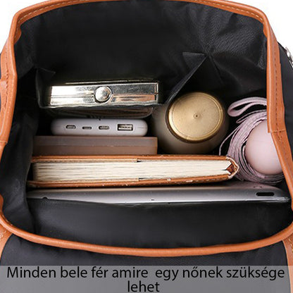fekete kompakt női hátizsák nyitott belső kapacitásképen pénztárcával és noteszekkel