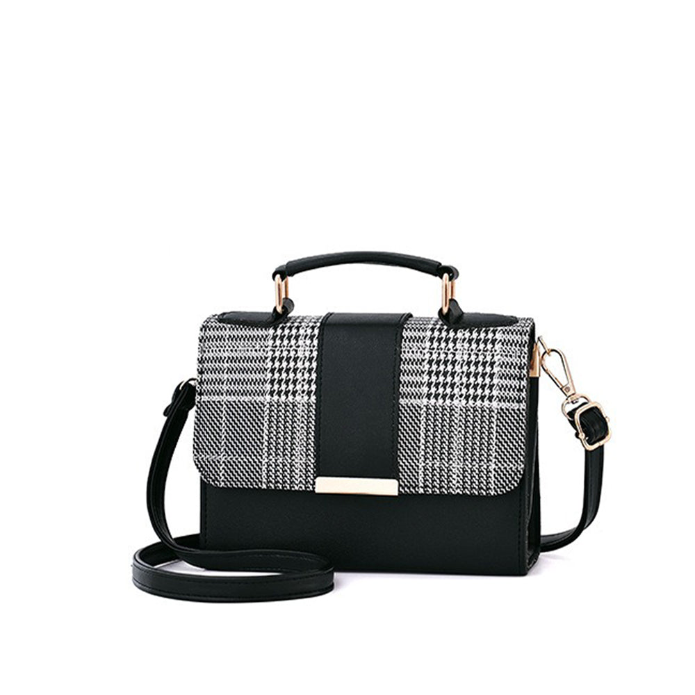 fekete kockás kompakt női crossbody táska elölnézetben állítható pánttal