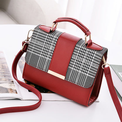 piros kockás kompakt női crossbody táska asztali termékfotón