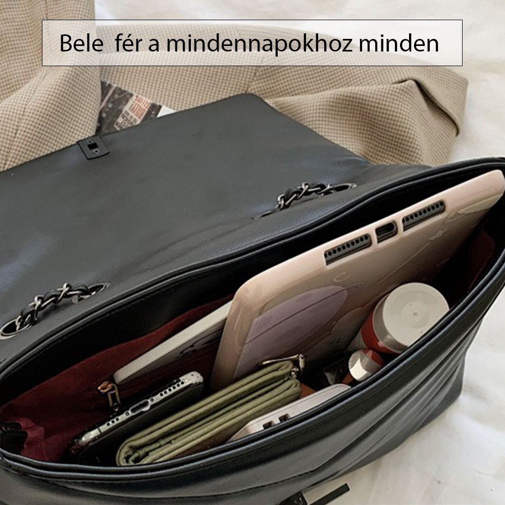 fekete steppelt női crossbody táska nyitott kapacitásképen tablettel és mindennapi tárgyakkal