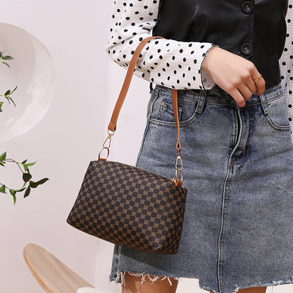 barna kockás mini női válltáska modellen derékmagasságban hordva